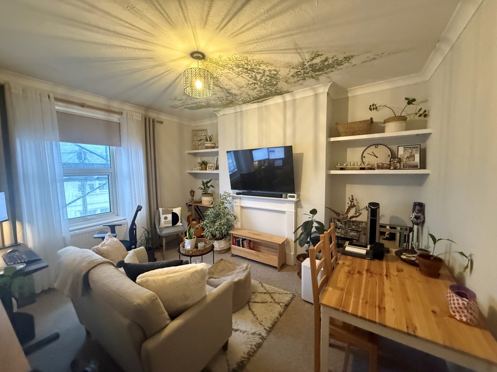 Lot: 61 - BLOCK OF FIVE FLATS FOR INVESTMENT IN TOWN CENTRE - Flat 4 living room